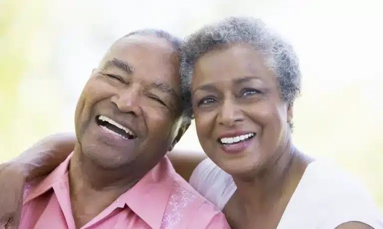 Aposentados e pensionistas do INSS poderão receber 14º salário ainda este ano