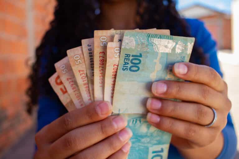 Auxílio permanente de R$ 1.200 para mães solteiras