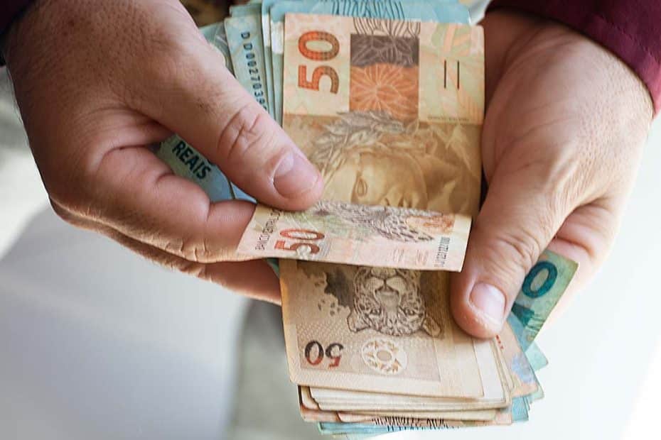 Conjunto de eletrodomésticos novos expostos em uma cozinha planejada, representando decisões de compra e planejamento doméstico impactados por situações como 13º salário atrasado.