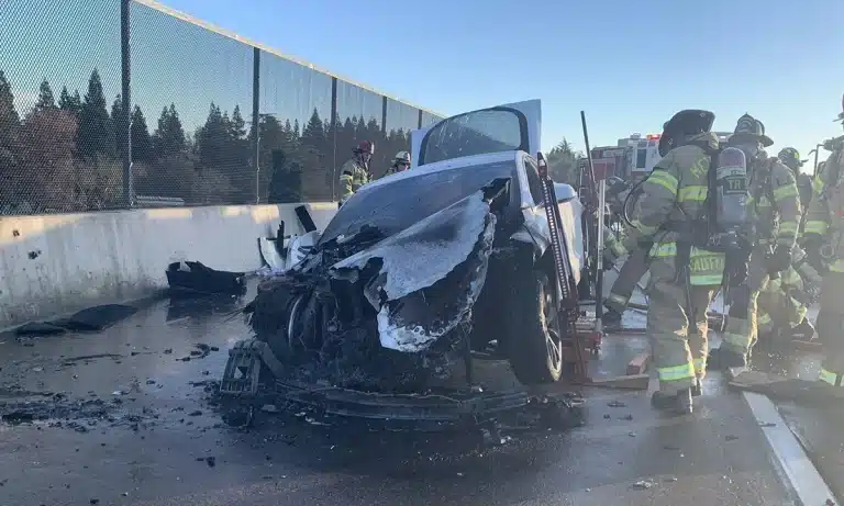 Tesla é engolido por chamas em rodovia dos EUA e fica totalmente destruído