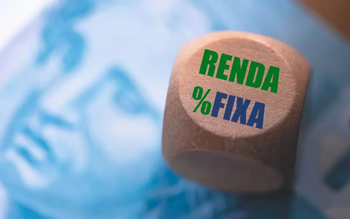 Cilindro de madeira com as palavras “Renda Fixa” destacadas em verde e azul sobre uma nota de dinheiro, simbolizando estabilidade financeira e oportunidades de juros altos como investir com segurança.