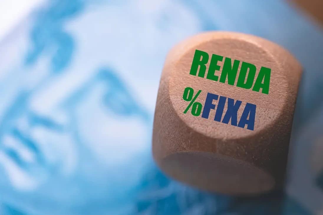 Imagem com o texto “Renda Fixa” em destaque sobre fundo azul de nota de real, simbolizando investimentos conservadores e seguros ideais para aplicar a reserva de emergência quanto guardar.