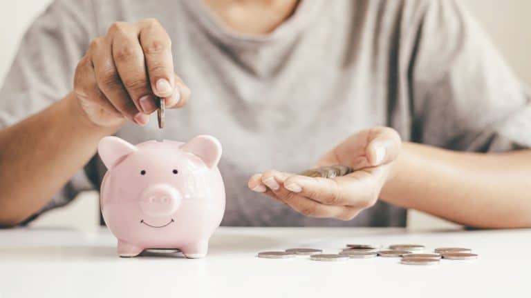 Como guardar dinheiro ganhando pouco: estratégias simples para começar hoje