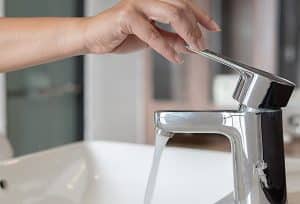 Como economizar na conta de água: hábitos simples para reduzir gastos sem perder conforto