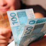 Abono salarial 2026: Saque agora até R$ 1.621 com calendário da Caixa e BB