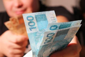 Abono salarial 2026: Saque agora até R$ 1.621 com calendário da Caixa e BB