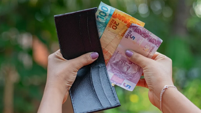 Banco Central começa a recolher notas antigas, R$ 2 a R$ 100, pela conta do Pix