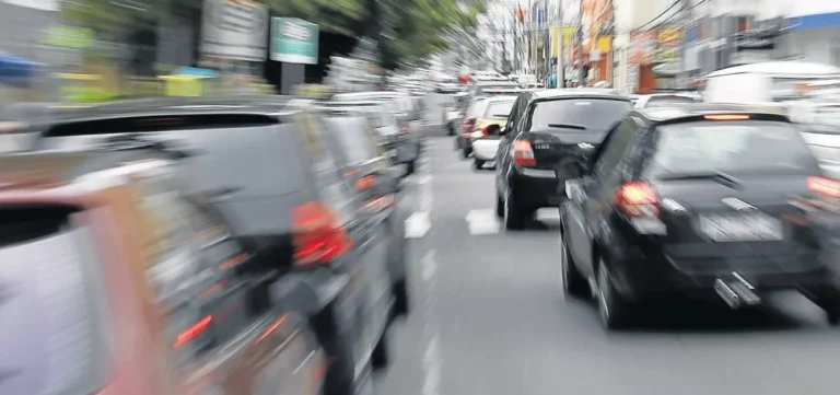 Mudança no IPVA agora pode fazer você segurar o carro por mais tempo e economizar
