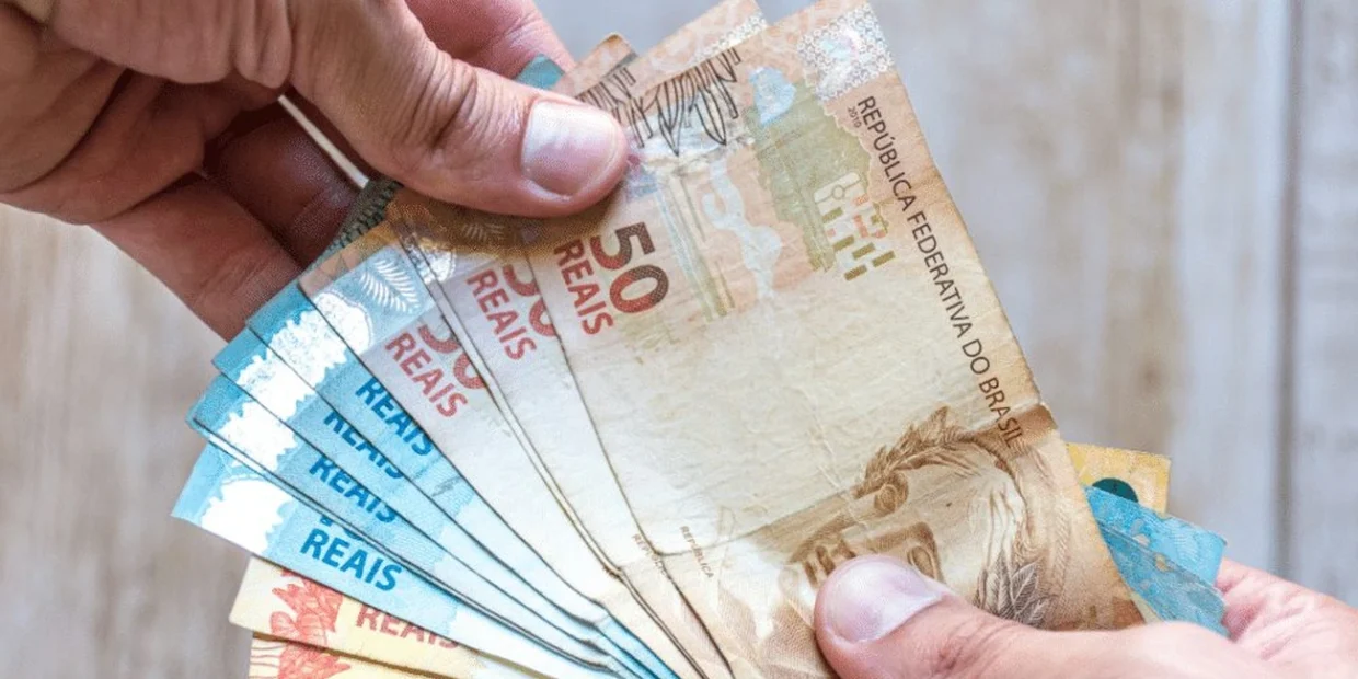 Professores ganham R$ 5130 e 5,4% mais com MP de hoje