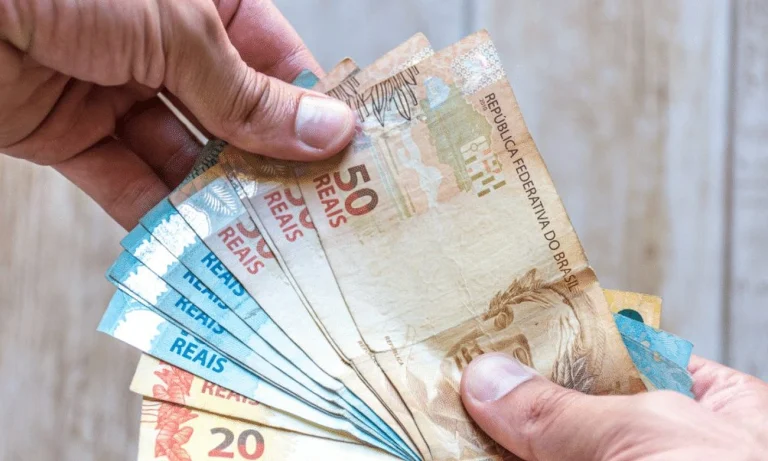 Professores ganham R$ 5130 e 5,4% mais com MP de hoje