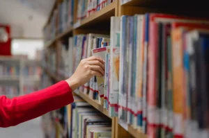 Agora 100 reais para estudantes brasileiros que leiam e se destacam